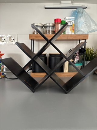 Vinoteca de madera negra