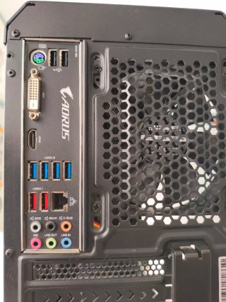 Torre PC con procesador, placa base y disipador