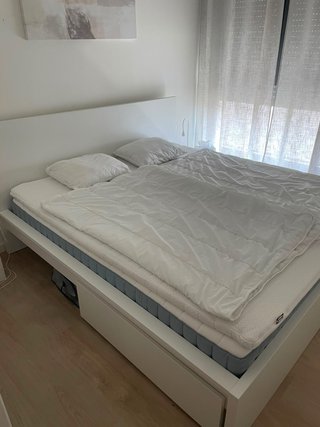 Cama doble con cajones