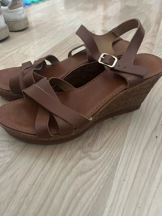 Sandalias de cuña marrones