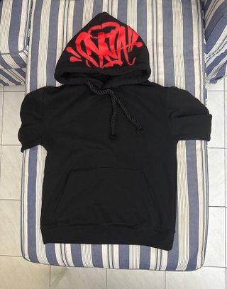 Sudadera SynaWorld Negra con Logo Rojo