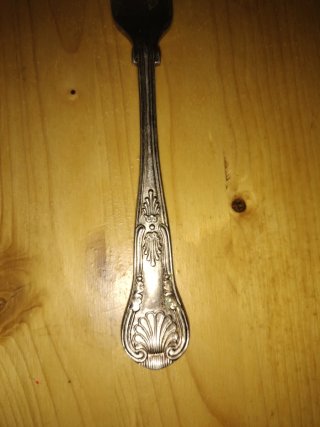 Tenedor de plata antiguo con diseño