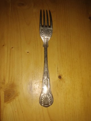 Tenedor de plata antiguo con diseño