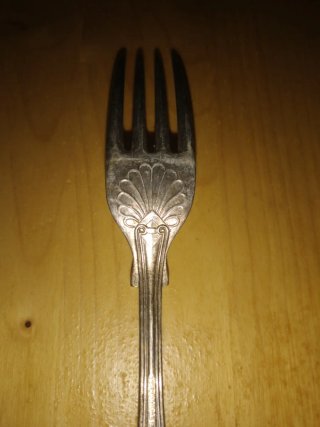 Tenedor de plata antiguo con diseño