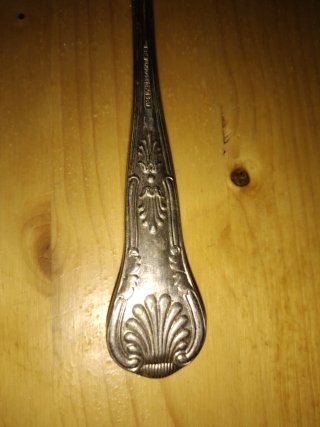Tenedor de plata antiguo con diseño