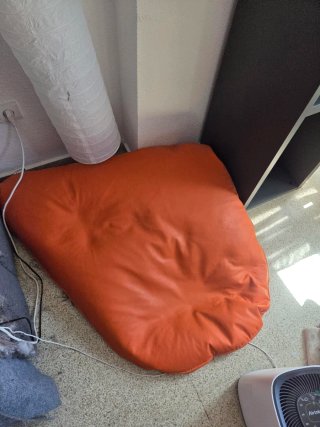 Puff arancione in pelle