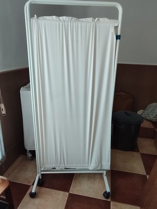 Biombo clínico con ruedas