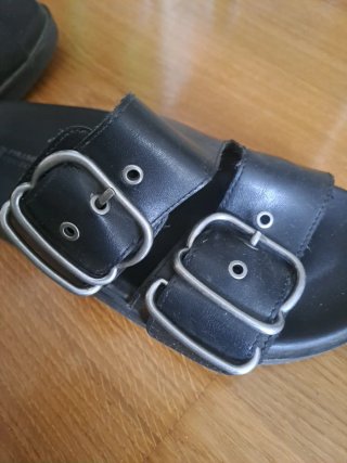 Sandalias palas negras Pull&Bear hebillas grandes