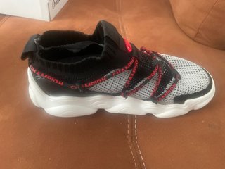 Deportivas Champion niño negras y blancas