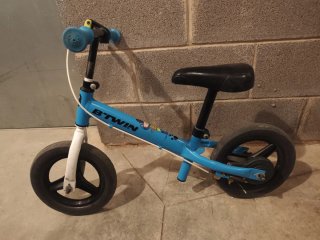 Bicicleta B-Twin sin pedales azul