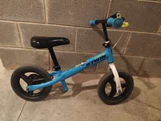 Bicicleta B-Twin sin pedales azul