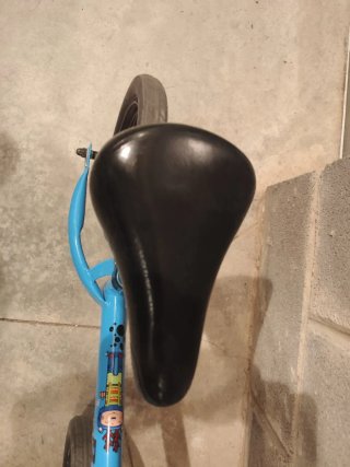 Bicicleta B-Twin sin pedales azul