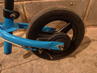 Bicicleta B-Twin sin pedales azul