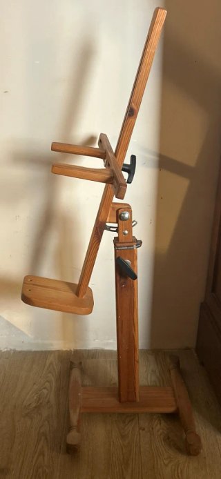 Peu o base de fusta per a coixí de puntaire