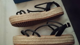 Sandalias planas negras y beige talla 36