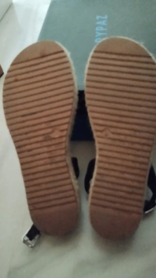 Sandalias planas negras y beige talla 36