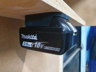 MAKITA 18v Soporte cargador + 2 soportes baterias