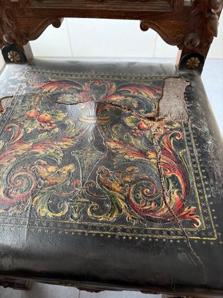 Silla de madera tallada y cuero