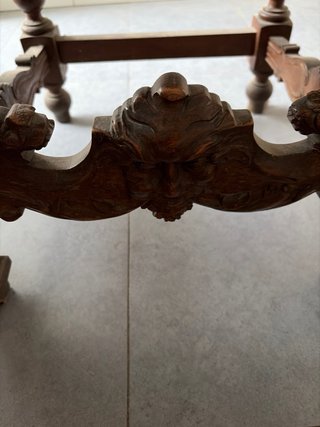 Silla de madera tallada y cuero