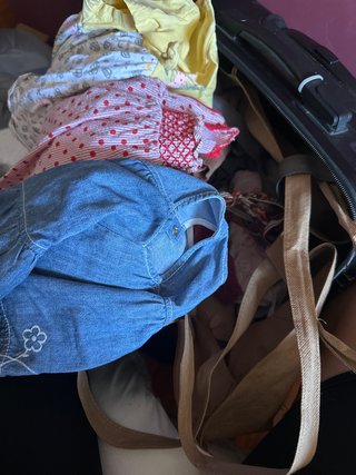 Maleta con ropa de bebé (niña) - REGALO