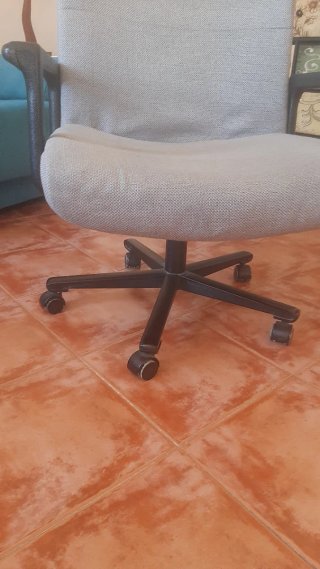 Butaca de oficina con ruedas.