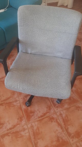 Butaca de oficina con ruedas.