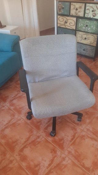 Butaca de oficina con ruedas.