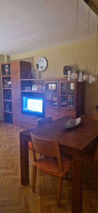 Mueble de salón con mesa y sillas
