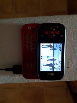 Móvil LG Rojo Deslizable Teclado QWERTY+cargador