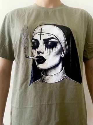 Camiseta verde militar con estampado de monja.