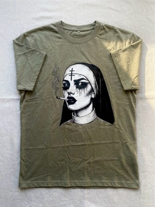 Camiseta verde militar con estampado de monja.