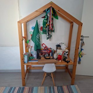 Cama Montessori Madeira e secretaria com cadeira
