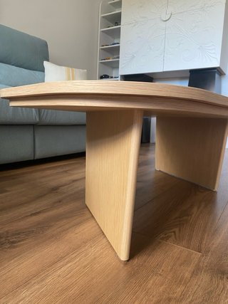 Mesa moderna de centro, chapada en roble natural