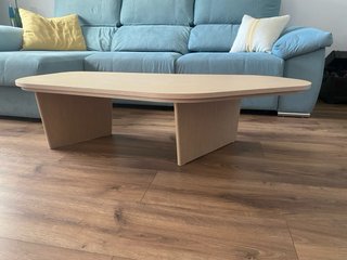 Mesa moderna de centro, chapada en roble natural