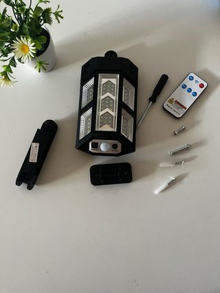 Faro Solar LED Negro y Plateado