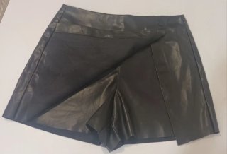 Minifalda pantalón cuero Stradivarius T40