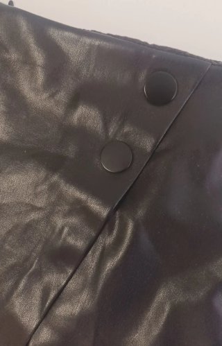 Minifalda pantalón cuero Stradivarius T40