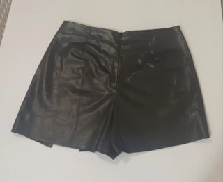 Minifalda pantalón cuero Stradivarius T40