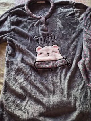 Pijama de mujer gris con detalles rosas