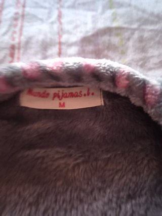 Pijama de mujer gris con detalles rosas