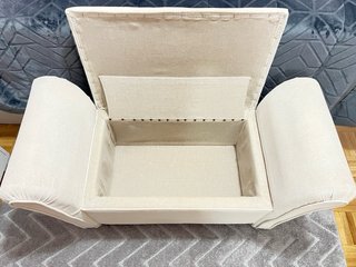 Pie de cama beige con almacenaje
