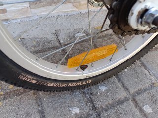 Bicicleta infantil blanca y verde