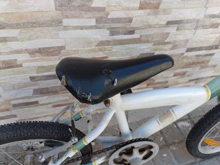 Bicicleta infantil blanca y verde