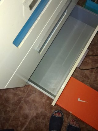Mueble de baño azul con espejo