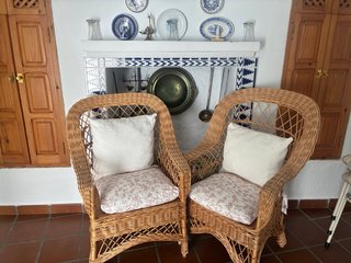 Dos sillones de mimbre con cojines