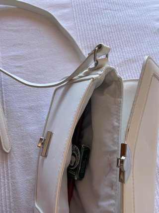 Bolso blanco con cierre metálico