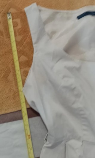 Vestido beige sin mangas con falda plisada