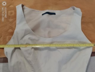 Vestido beige sin mangas con falda plisada