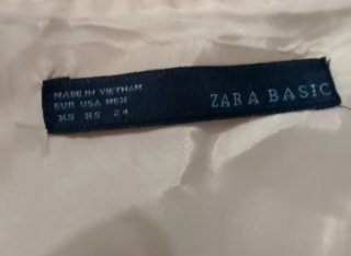 Vestido beige sin mangas con falda plisada