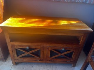 Mueble de madera con detalles dorados